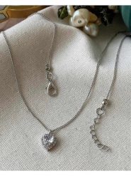 Luseera Pozłacany naszyjnik z zawieszką - dł. 45 cm rozmiar: onesize. Szare naszyjniki Luseera, z materiału, z cyrkonią, pozłacane. Za 34.99 zł.