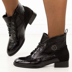 Czarne lakierowane botki damskie Filippo DBT4824/25. Czarne botki Filippo, z aplikacjami, z jeansu, eleganckie, z okrągłym noskiem, bez obcasa, na płaskiej podeszwie, bez zapięcia. Za 199.00 zł.