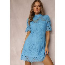 Niebieska Sukienka Aeryse. Niebieskie sukienki Renee, m, z aplikacjami, z koronki, bez kołnierzyka, bez ramiączek, mini. W wyprzedaży za 132.99 zł.