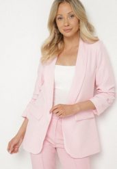 Jasnoróżowa Elegancka Marynarka z Rękawami 7/8 i Ozdobnymi Klapami Novse. Czerwone marynarki i żakiety Born2be, s, bez wzorów, biznesowe, bez ramiączek. W wyprzedaży za 110.49 zł.