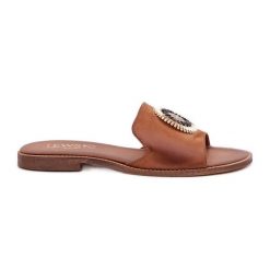 Lewski Shoes Skórzane Klapki Z Ozdobą Na Płaskim Obcasie Lewski 3047/O Camel brązowe. Brązowe klapki z aplikacjami, ze skóry, casualowe, bez obcasa, na płaskiej podeszwie, bez zapięcia. Za 432.39 zł.