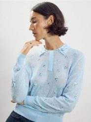 Sweter z aplikacjami - jasnoniebieski. Niebieskie swetry Reserved, l, z aplikacjami, z dzianiny, bez ramiączek. Za 199.99 zł.