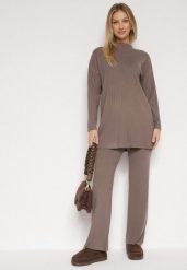 Ciemnobeżowy Prążkowany Komplet Dzianinowy z Bawełną Sweter z Półgolfem i Spodnie Elweda. Brązowe swetry Born2be, bez wzorów, z bawełny, klasyczne, bez ramiączek. Za 109.99 zł.