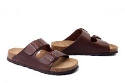 DR. BRINKMANN 600176-02 braun, klapki damskie. Brązowe klapki Dr. Brinkmann, bez wzorów, ze skóry, bez obcasa, bez zapięcia. Za 246.42 zł.