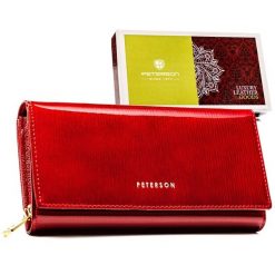 Czerwony portfel damski ze skóry naturalnej zamykany na zatrzask - Peterson. Czerwone portfele Peterson, bez wzorów, z lakierowanej skóry. Za 129.99 zł.