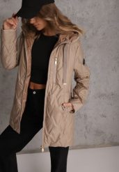 Brązowa Długa Kurtka Parka Pikowana z Kapturem Ozdobiona Aplikacją Rossea. Brązowe kurtki Renee, l, z aplikacjami, z jeansu, street, z kapturem. Za 159.99 zł.