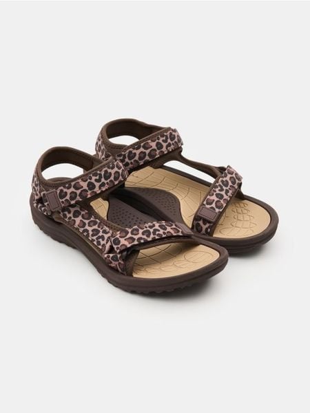 Sandały w panterkę - wielobarwny. Sandały Sinsay, bez wzorów, bez obcasa, bez zapięcia. Za 49.99 zł.