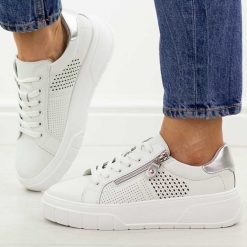 Białe skórzane półbuty damskie Jezzi 9778. Białe półbuty wsuwane Jezzi, na jesień, bez wzorów, z jeansu, klasyczne, z okrągłym noskiem, bez obcasa, na platformie. Za 229.00 zł.