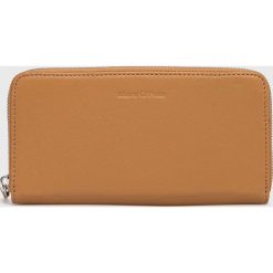 Marc O'Polo portfel skórzany damski kolor beżowy. Brązowe portfele Marc O'Polo, bez wzorów, z materiału. Za 399.99 zł.