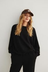 Bluza damska o kroju regular fit w kolorze TOTALLY BLACK- PHENIX-UNI. Czarne bluzy Marsala, uniwersalny, bez wzorów, z bawełny, bez ramiączek, bez kaptura. Za 279.90 zł.