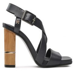 Sandały Tommy Hilfiger. Niebieskie sandały Tommy Hilfiger, bez wzorów, bez obcasa, na słupku, bez zapięcia. Za 559.99 zł.