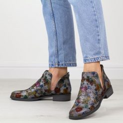 Niebieskie kwiaty jesienne ażurowe botki damskie M.Daszyński Sa62-102. Niebieskie botki M.Daszyński, z aplikacjami, ze skóry, z okrągłym noskiem, bez obcasa, na obcasie, bez zapięcia. Za 199.00 zł.