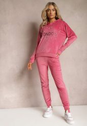 Różowy Dresowy Komplet z Weluru Klasyczne Spodnie i Bluza Ozdobiona Napisem z Brokatem Nerissali. Czerwone bluzy Renee, m, z aplikacjami, z dresówki, klasyczne, bez ramiączek, bez kaptura. W wyprzedaży za 63.99 zł.