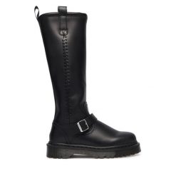 Kozaki Dr. Martens. Czarne kozaki Dr Martens, bez wzorów, bez obcasa, na płaskiej podeszwie, bez zapięcia. Za 1,179.00 zł.