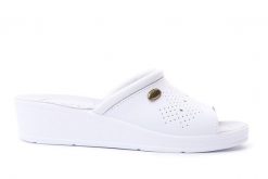 SANITAL FLEX 698/I white, klapki damskie. Białe klapki Sanital-Flex, bez wzorów, ze skóry, bez obcasa, bez zapięcia. Za 114.90 zł.