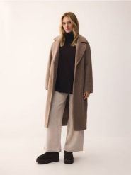 Płaszcz z tkaniny boucle - brązowy. Brązowe płaszcze Reserved, l, bez wzorów, z tkaniny, bez kaptura. Za 279.99 zł.