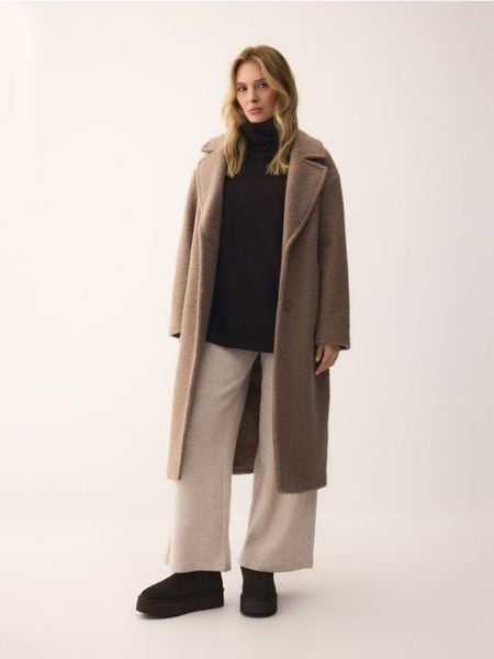 Płaszcz z tkaniny boucle - brązowy. Brązowe płaszcze Reserved, l, bez wzorów, z tkaniny, bez kaptura. W wyprzedaży za 199.99 zł.