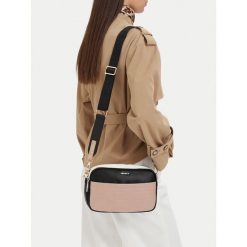 Torebka JENNY. Czarne listonoszki Jenny, bez wzorów, bez dodatków. Za 109.99 zł.