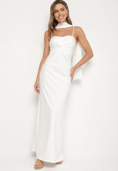 Biała Taliowana Sukienka Ozdobiona Szalem i Marszczeniem Melovea. Białe sukienki Born2be, na co dzień, m, bez wzorów, eleganckie, bez kołnierzyka, bez ramiączek. Za 139.99 zł.