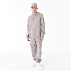 Oversizowa bluza z kapturem New York Yankees League Essential. Brązowe bluzy New Era, xl, bez wzorów, z bawełny, bez ramiączek, z kapturem. Za 362.85 zł.