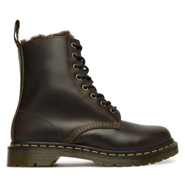 Trzewiki Dr. Martens. Brązowe botki Dr Martens, bez wzorów, bez obcasa, na płaskiej podeszwie, bez zapięcia. Za 749.99 zł.