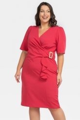 Sukienka ołówkowa wyjatkowa z falbanką i ozdobną klamerką, kopertowy dekolt MARGA malina. Sukienki KARKO, do pracy, plus size, bez wzorów, z elastanu, biznesowe, bez kołnierzyka, plus size, bez ramiączek, kopertowe. Za 189.50 zł.