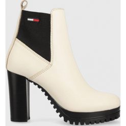 Tommy Jeans sztyblety skórzane Essentials High Heel Boot EN0EN02045.YBI damskie kolor beżowy na słupku. Brązowe botki Tommy Jeans, bez wzorów, z gumy, z okrągłym noskiem, bez obcasa, na obcasie, bez zapięcia. W wyprzedaży za 489.99 zł.