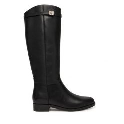 Kozaki Guess. Czarne kozaki Guess, z aplikacjami, bez obcasa, na płaskiej podeszwie, bez zapięcia. Za 899.99 zł.