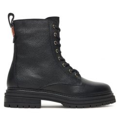 Trzewiki Tommy Hilfiger. Czarne botki Tommy Hilfiger, bez wzorów, bez obcasa, na płaskiej podeszwie, bez zapięcia. Za 599.99 zł.
