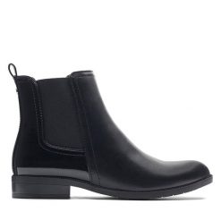 Botki JENNY. Czarne botki Jenny, bez wzorów, bez obcasa, na płaskiej podeszwie, bez zapięcia. Za 119.99 zł.