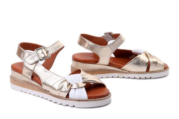 ARTIKER RELAKS 52C0846 biało-złoty, sandały damskie. Żółte sandały Artiker Relaks, bez wzorów, z gumy, bez obcasa, na koturnie, bez zapięcia. Za 279.90 zł.