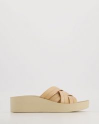 BEŻOWE KLAPKI 012492 BEIGE. Brązowe klapki Venezia, bez wzorów, ze skóry, bez obcasa, na koturnie, bez zapięcia. Za 169.00 zł.
