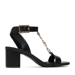 Sandały Beverly Hills Polo Club. Czarne sandały Beverly Hills Polo Club, bez wzorów, bez obcasa, na słupku, bez zapięcia. Za 199.99 zł.