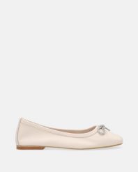 BIAŁE BALERINY Z BŁYSZCZĄCĄ KOKARDĄ E112-2 OFF WHITE. Białe baleriny Venezia, bez wzorów, ze skóry, bez obcasa, bez zapięcia. Za 339.00 zł.