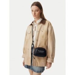 Torebka Tommy Jeans. Czarne listonoszki Tommy Jeans, bez wzorów, z jeansu, bez dodatków. Za 369.99 zł.