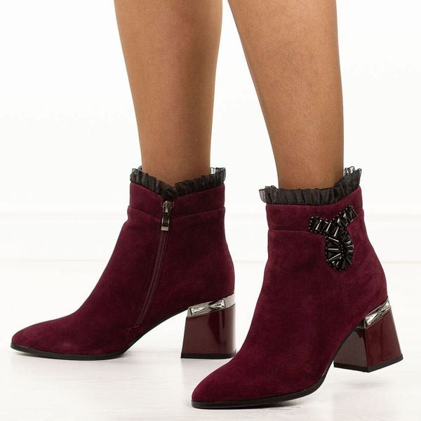Bordowe zamszowe skórzane botki damskie na słupku DiA 52-127. Czerwone botki DiA, bez wzorów, z jeansu, eleganckie, bez obcasa, na obcasie, bez zapięcia. Za 499.00 zł.