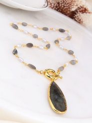 Pierres de Jade Pozłacany naszyjnik z elementami ozdobnymi - dł. 45 cm rozmiar: onesize. Białe naszyjniki Pierres de Jade, z materiału, z labradorytem, pozłacane. Za 86.99 zł.