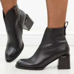 Czarne skórzane botki damskie na obcasie Vinceza 67034. Czarne botki VINCEZA, bez wzorów, z dzianiny, eleganckie, z okrągłym noskiem, bez obcasa, na obcasie, bez zapięcia. Za 329.00 zł.