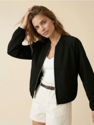 Bluza bomberka z domieszką wiskozy soft touch - czarny. Czarne bluzy bez kaptura Sinsay, l, bez wzorów, z wiskozy, bez kaptura, do biegania. Za 49.99 zł.