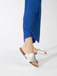 BACKSUN Klapki "Djilo" w kolorze srebrnym rozmiar: 38. Szare klapki Backsun, bez wzorów, z materiału, klasyczne, z otwartym noskiem, bez obcasa, bez zapięcia. Za 117.99 zł.