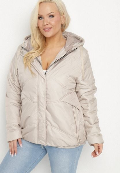 Beżowa Kurtka Pikowana z Kapturem Karbia. Brązowe kurtki Born2be, plus size, bez wzorów, eleganckie, z kapturem. Za 209.99 zł.