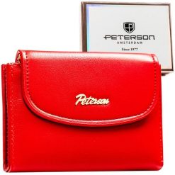 Poziomy, czerwony i gładki portfel damski ze skóry ekologicznej zamykany zatrzaskiem magnetycznym - Peterson. Czerwone portfele Peterson, bez wzorów, ze skóry ekologicznej. Za 89.99 zł.