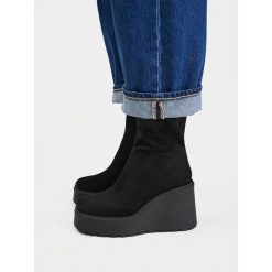 Botki DeeZee. Czarne botki DeeZee, bez wzorów, bez obcasa, na koturnie, bez zapięcia. Za 199.99 zł.