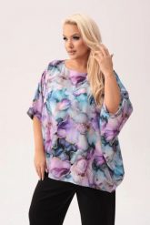 Kimonowa bluzka Gabi w pastelowe kwiaty PLUS SIZE XXL. Bluzki Moda Size Plus Iwanek, plus size, bez wzorów, z elastanu, eleganckie, z asymetrycznym kołnierzem, plus size, bez ramiączek. Za 199.90 zł.