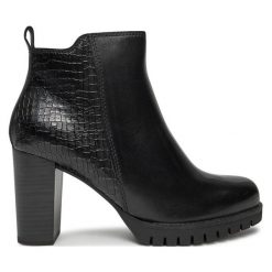 Botki Marco Tozzi. Czarne botki Marco Tozzi, bez wzorów, bez obcasa, na słupku, bez zapięcia. Za 299.99 zł.