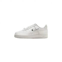 Buty do chodzenia damskie Nike Air Force 1 '07. Białe buty treningowe Nike, bez wzorów, z materiału, bez zapięcia, trekkingowe, Nike Air Force. Za 586.00 zł.