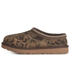 Kapcie Ugg Australian W Tasman Spotted Damskie. Brązowe kapcie UGG, z aplikacjami, z gumy. Za 724.99 zł.