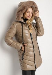 Brązowa Pikowana Kurtka z Kapturem z Futerkiem Zorria. Brązowe kurtki Born2be, plus size, bez wzorów, z dzianiny, z kapturem. Za 229.99 zł.