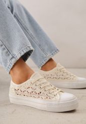 Jasnobeżowe Trampki Przed Kostkę z Ażurową Cholewką Shiliarre. Brązowe trampki Renee, w ażurowe wzory, przed kostkę, bez zapięcia. Za 89.99 zł.