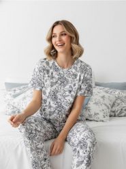 Dwuczęściowa piżama z motywem kwiatów i ptaków - kremowy. Białe piżamy Sinsay, l, bez wzorów, bez kołnierzyka, bez ramiączek. Za 49.99 zł.